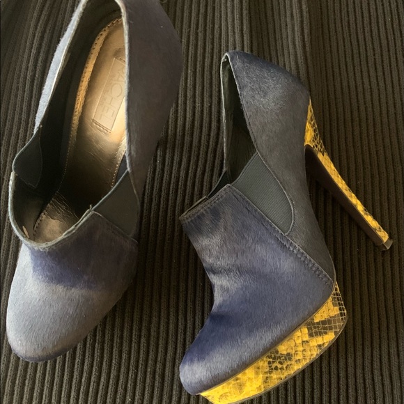 Lady’s navy blue pony fur high heel pump. - Picture 2 of 3